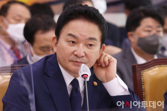 [포토] [2022 국감]의원 질의 듣는 원희룡 장관