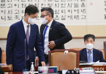 [포토] [2022 국감] '감사중지' 자리에서 일어서는 최재해 감사원장과 유병호 사무총장
