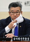 [포토] [2022 국감] 마스크 벗는 유병호 감사원 사무총장