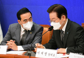 [포토] 박홍근 원내대표와 대화하는 이재명 대표