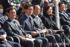 [포토] 박정희 전 대통령 43주기 추도식 참석한 김문수-나경원