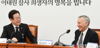 [포토] 밝은 표정으로 대화하는 이재명 대표와 필립 골드버그 美대사
