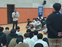[포토] 재능기부 한 김제동과 목포마리아회고등학교 학생들 찰칵