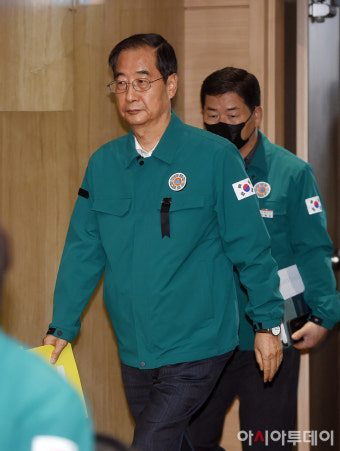 [포토]심각한 표정으로 중대본 회의에 참석하는 한덕수 국무총리