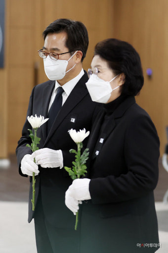 [포토] 김동연 경기도지사 부부, 이태원 참사 희생자 합동분향소 조문