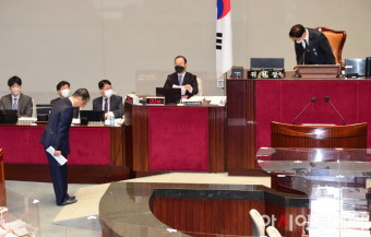 [포토] 우원식 국회 예결위원장에게 인사하는 한덕수 국무총리