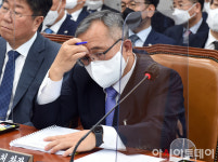 [포토] [2022 국감] 국정감사 출석한 김종철 차장