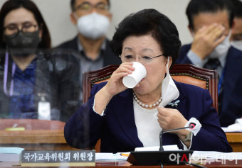 [포토] 물 마시는 이배용 국가교육위원회 위원장