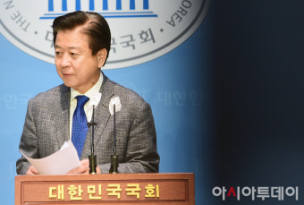 [포토] 기자회견장 나서는 노웅래 민주당 의원