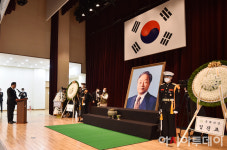 [포토] 추모사하는 정진석 위원장