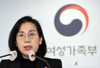 [포토]'고위기 청소년 지원강화 대책' 브리핑하는 김현숙 장관