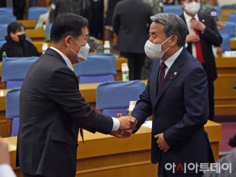 [포토] 인사 나누는 신원식-이종섭
