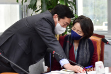 [포토] 대화하는 이영 중소벤처기업부 장관과 김기문 중소기업중앙회장