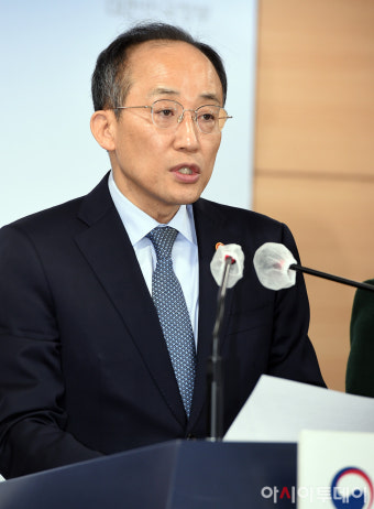 [포토]추가연장근로 일몰연장 입법 촉구 호소문 발표하는 추경호 부총리