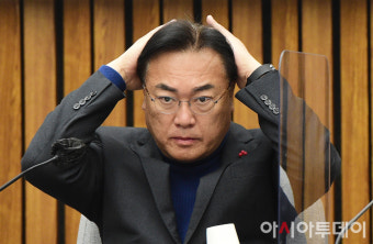 [포토] 머리 쓸어 넘기는 정진석 국민의힘 비대위원장
