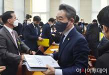 [포토] 회의실 나서는 윤희근 경찰청장