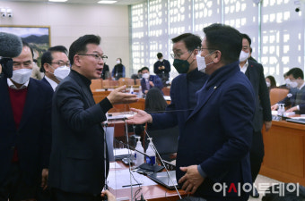 [포토] '양곡관리법' 언쟁 벌이는 여야 의원들