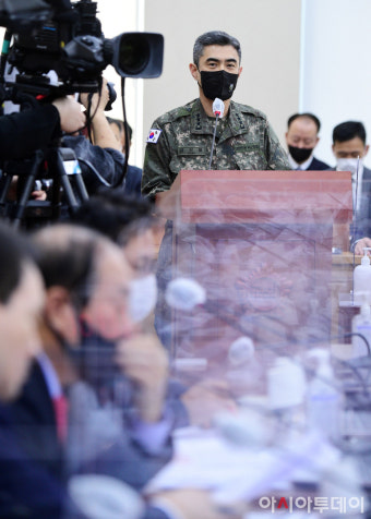 [포토] 北 무인기 도발 관련 현안보고하는 강신철 합참 작전본부장