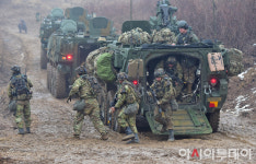 [포토] 장갑차에서 하차하는 美 장병들