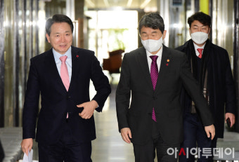 [포토] 당정협의회 참석하는 성일종 정책위의장과 이주호 사회부총리 겸 교육부 장관