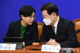 [포토] 서은숙 최고위원과 대화하는 이재명 대표