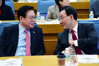 [포토] 대화하는 정우택 국회부의장과 주호영 원내대표