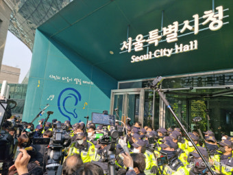 이태원 참사 유가족들, 서울시청 진입 시도…경찰과 충돌