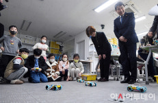 [포토] 아이들이 만든 자동차 바라보는 이주호 부총리