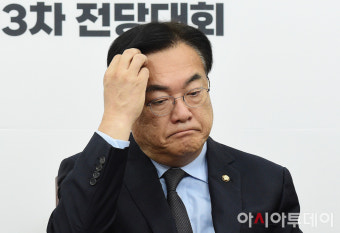 [포토] 머리 만지는 정진석 비대위원장
