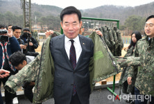 [포토] 군복 입는 김진표 의장