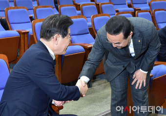 [포토] 박홍근 원내대표와 인사 나누는 이재명 대표