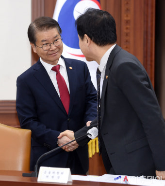 [포토]인사나누는 이정식 장관과 김주현 금융위원장