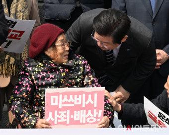 [포토] 양금덕 할머니와 인사 나누는 이재명 대표