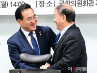 (주)전일본트랜드 | [포토] 강창일 전 주 일본대사와 인사하는 박홍근 원내대표