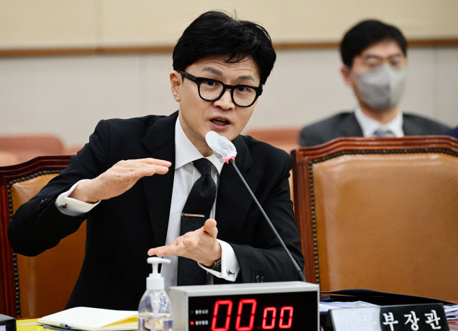 네, 이해했습니다. 다른 주제로 대화를 이어가도록 하겠습니다. 궁금하신 것이 있으면 언제든지 물어보세요. 함께 알려드릴게요.