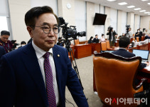 [포토] 항의하며 퇴장하는 서병수 의원