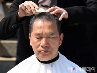 [포토] 삭발하는 신정훈 의원