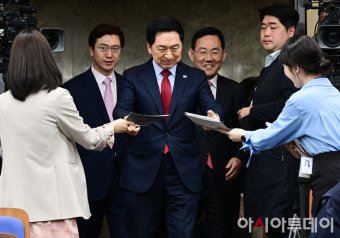 [포토] 김학용-윤재옥 원내대표 후보 홍보물 받아 든 김기현 대표