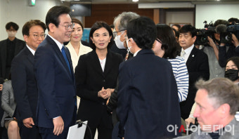 [포토] 외신기자들과 인사 나누는 이재명 대표