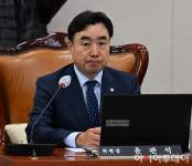 [포토] 입 굳게 다문 윤관석 위원장