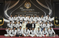 [포토] 축하공연 마친 단국대 태권도시범단
