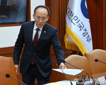 [포토] 회의실 들어서는 추경호 부총리