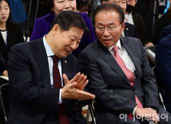 [포토] 이철규 사무총장과 대화하는 윤재옥 원내대표