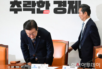 [포토] 인사하는 이재명 대표