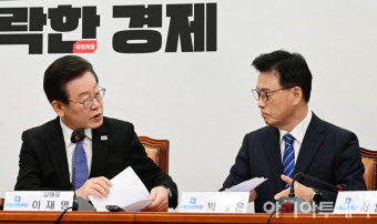 [포토] 박광온 원내대표와 대화하는 이재명 대표