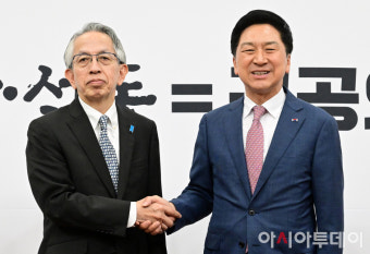 [포토] 악수하는 김기현 대표와 아이보시 고이치 주한일본대사