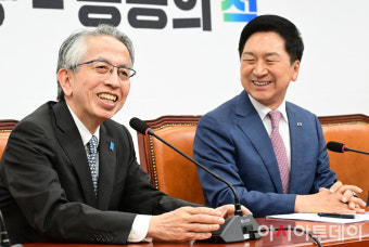 [포토] 미소 짓는 김기현 대표와 아이보시 고이치 주한일본대사