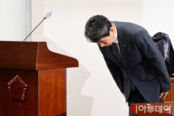 [포토] 고개숙여 인사하는 이주호 사회부총리