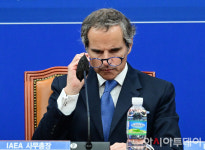 [포토] 안경 벗는 라파엘 그로시 IAEA 사무총장