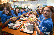 [포토] 초복 삼계탕 체험하는 한성대 국제여름학교